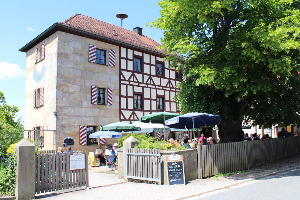 Einkehrmöglichkeit Gasthaus Hallerschlösschen in Nuschelberg an der Biberbachschlucht